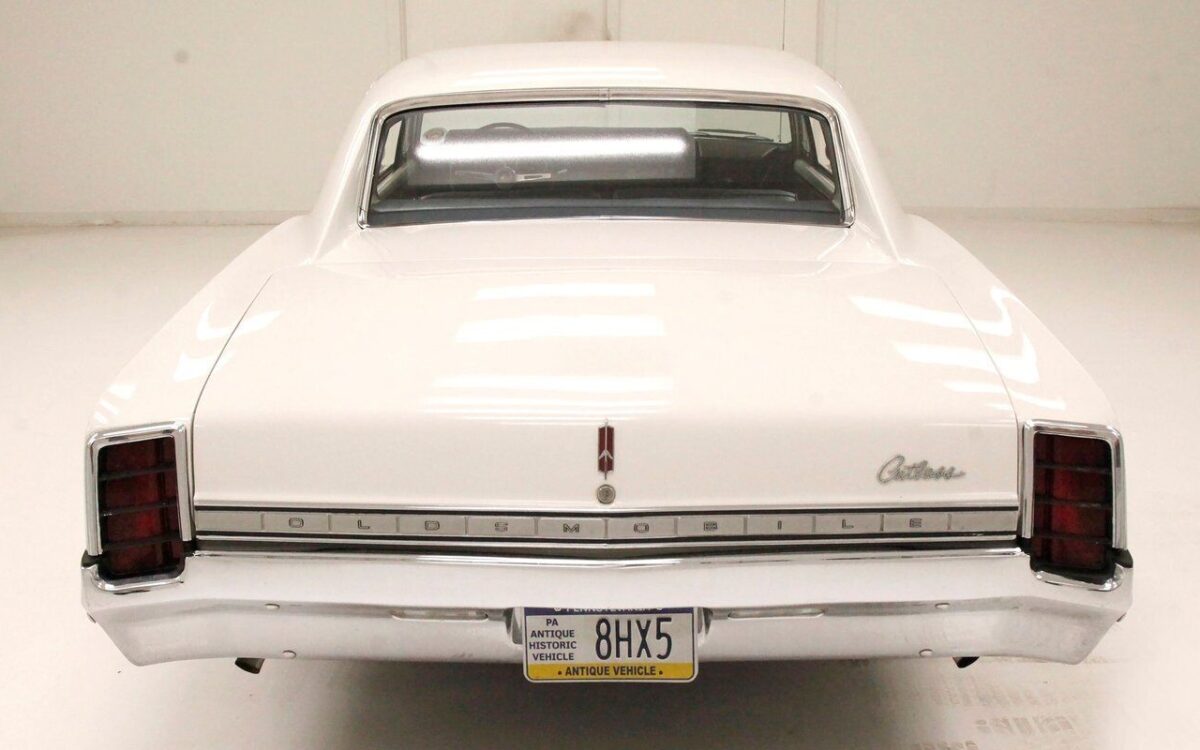 Oldsmobile-Cutlass-Coupe-1966-4