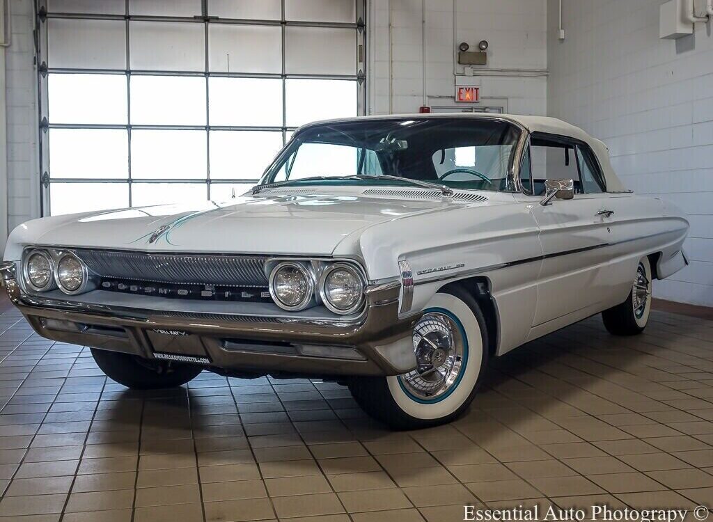 Oldsmobile-Eighty-Eight-Coupe-1961-2