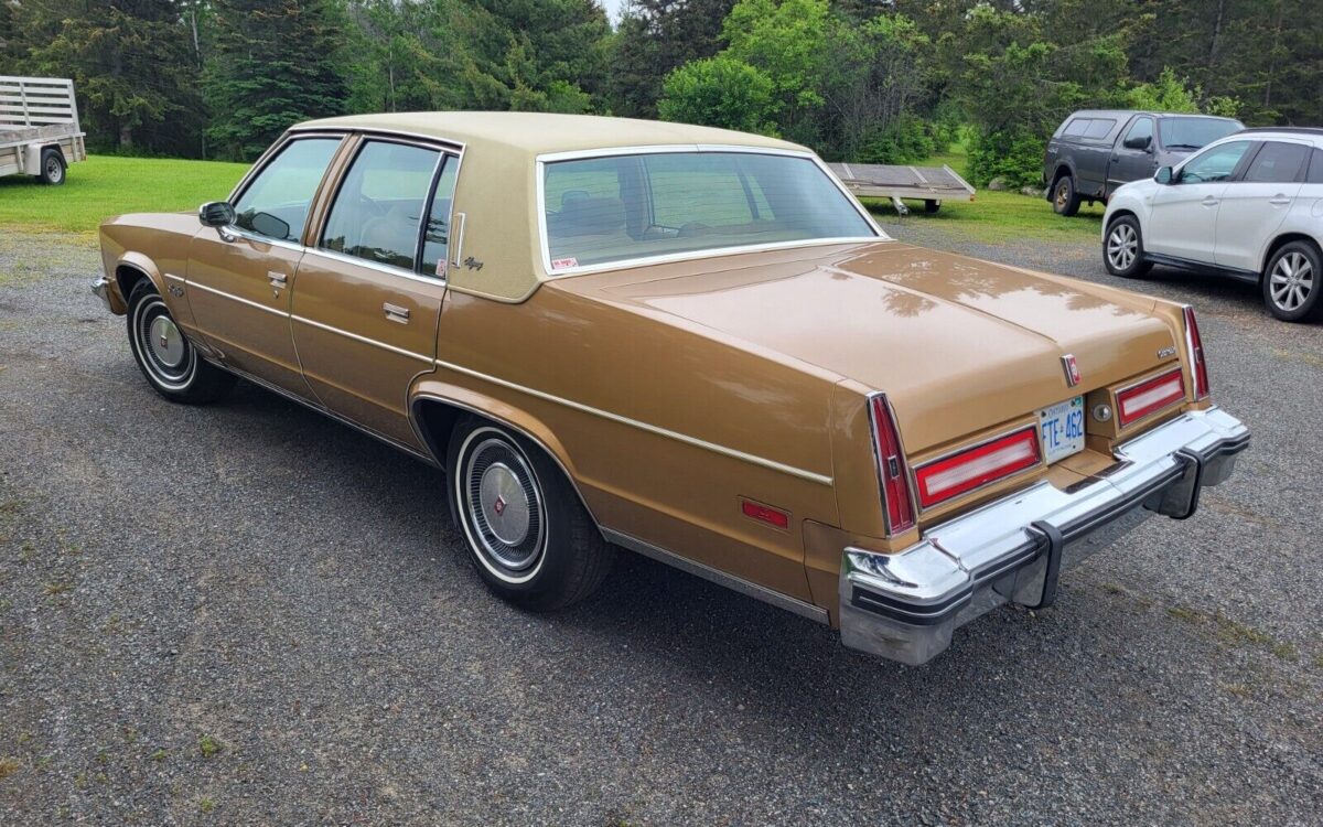 Oldsmobile-Ninety-Eight-Berline-1977-17