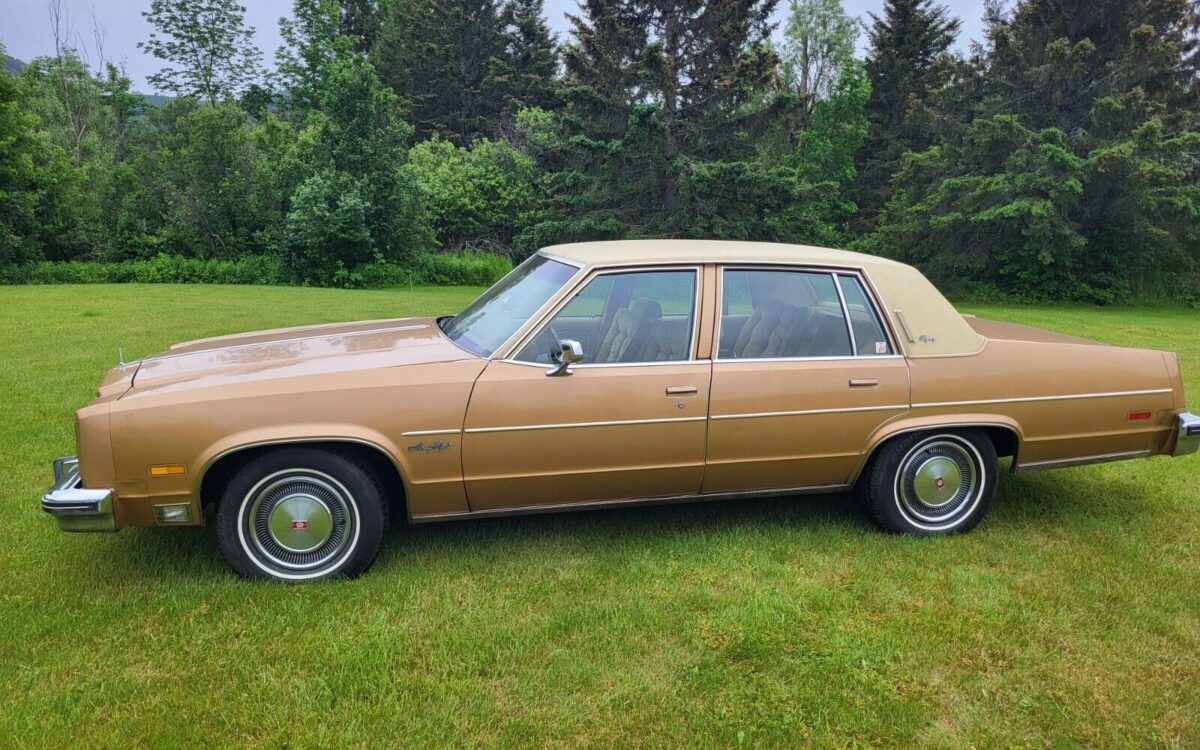 Oldsmobile-Ninety-Eight-Berline-1977-2