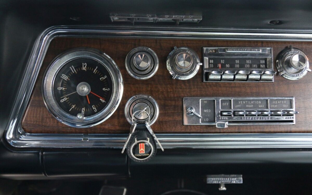 Oldsmobile-Ninety-Eight-Cabriolet-1966-11