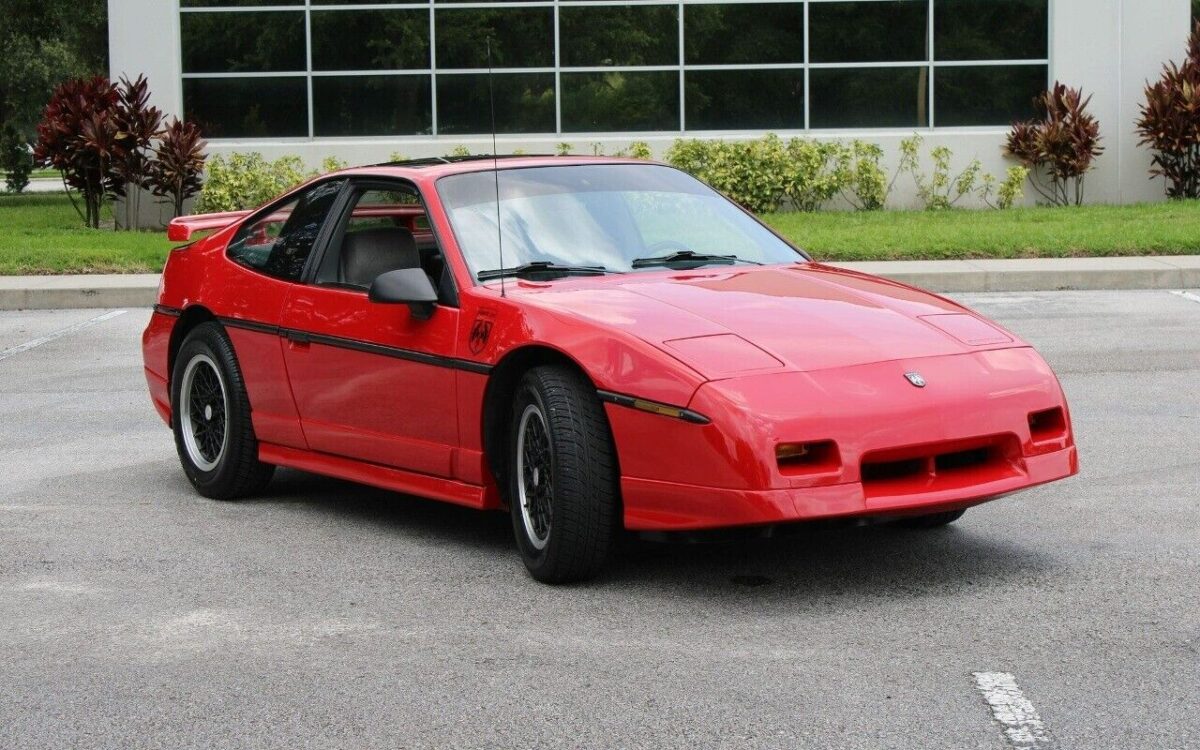 Pontiac-Fiero-Coupe-1988-3