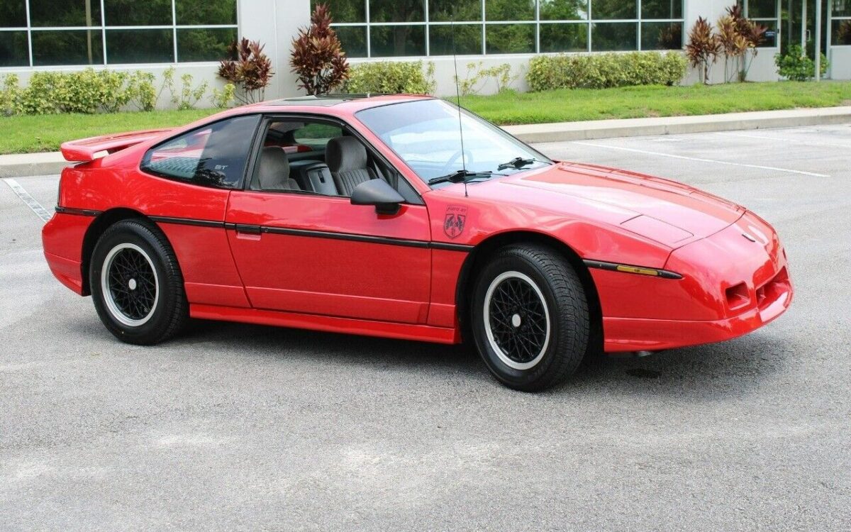 Pontiac-Fiero-Coupe-1988-8