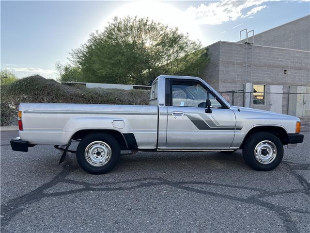 Toyota-Pickup-Pickup-1985-9