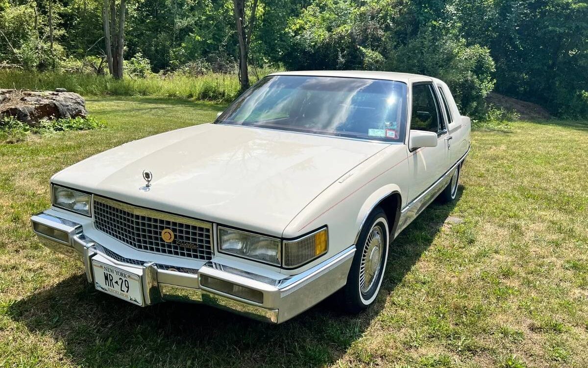 Cadillac-Fleetwood-coupe-1989-1