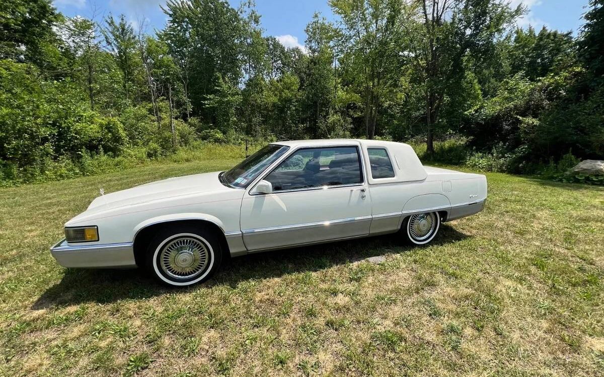 Cadillac-Fleetwood-coupe-1989