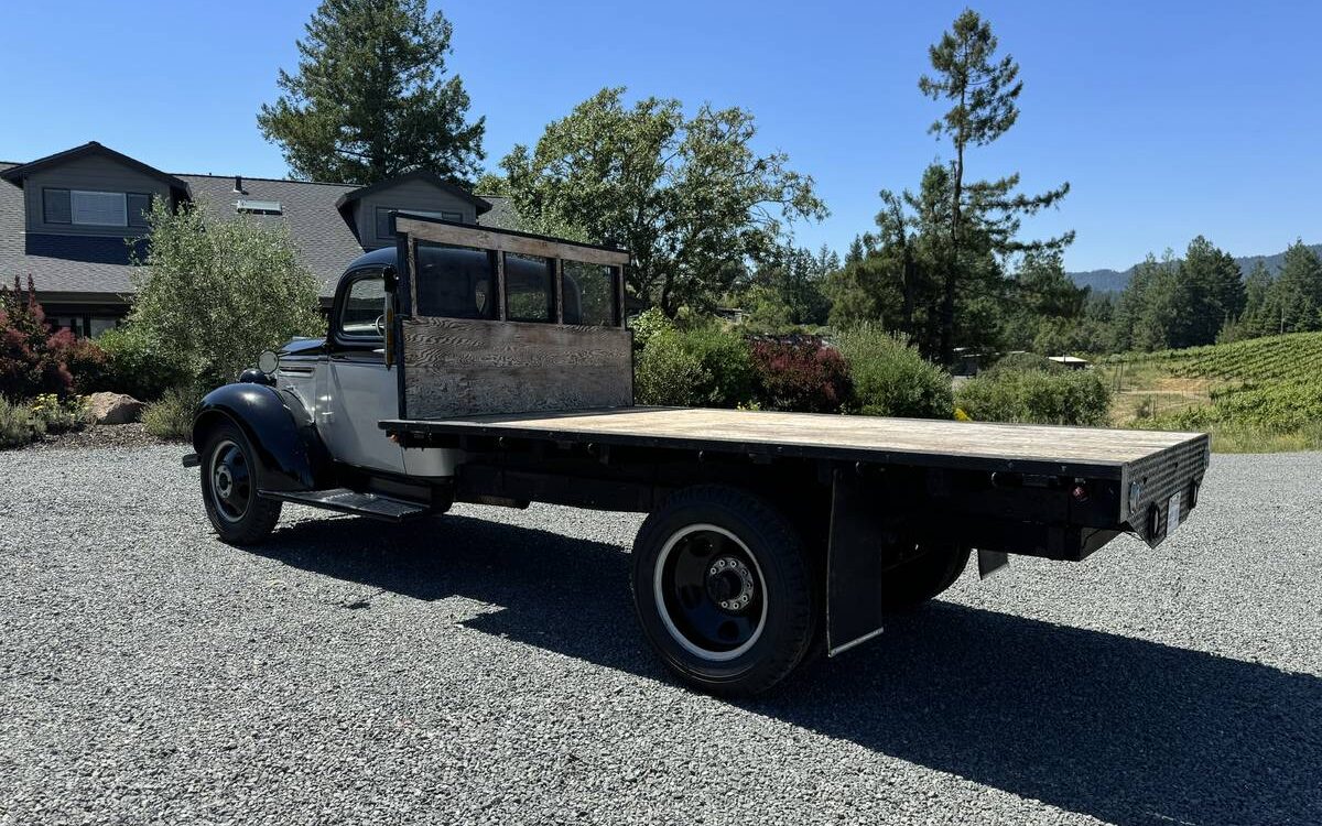 Chevrolet-1.5-ton-dually-stake-bed-truck-3.-1939-2