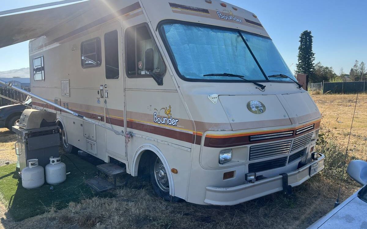 Chevrolet-Bounder-motor-home-1990