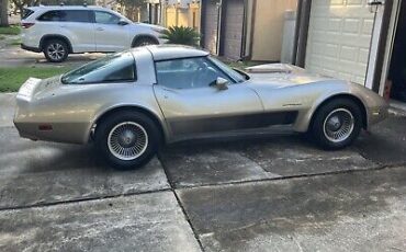 Chevrolet-Corvette-1982-2