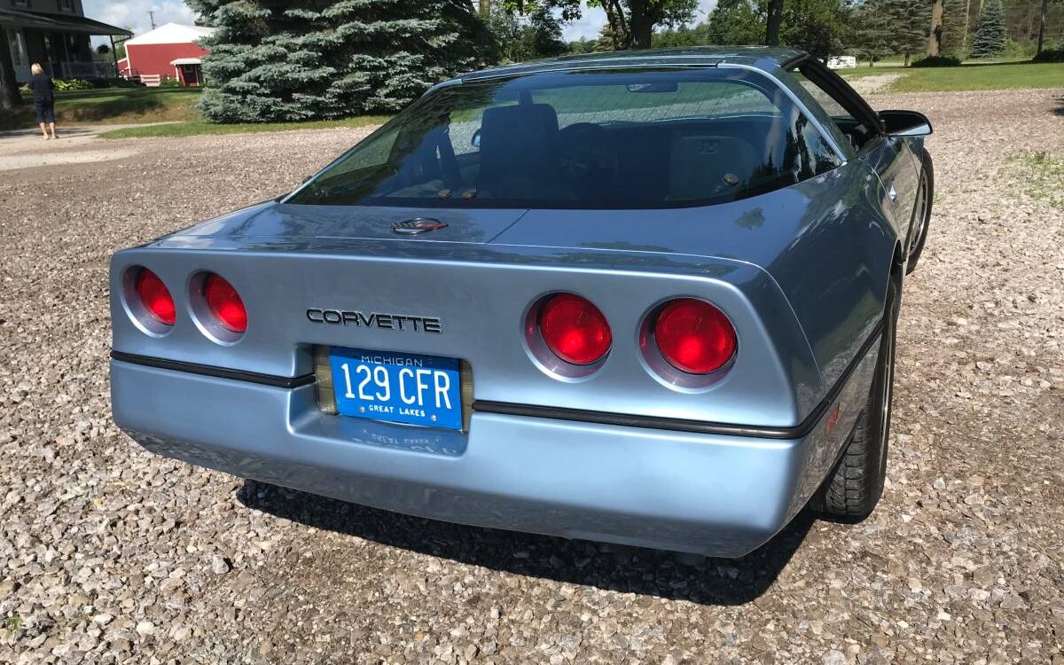 Chevrolet-Corvette-1984-3