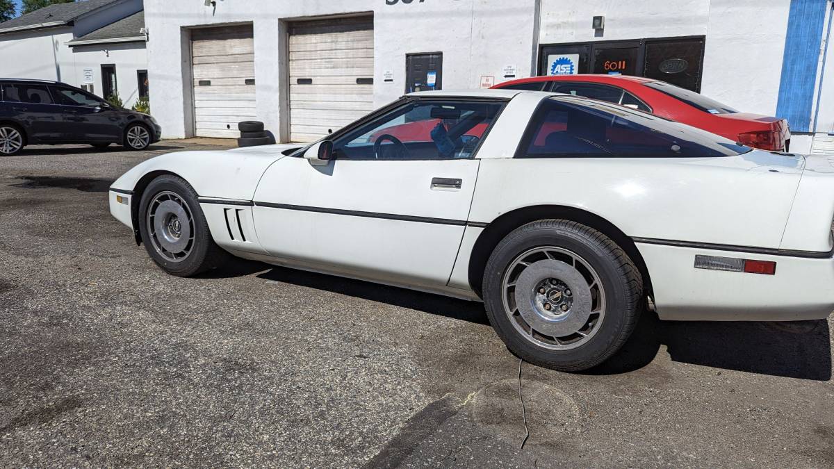 Chevrolet-Corvette-1985-22