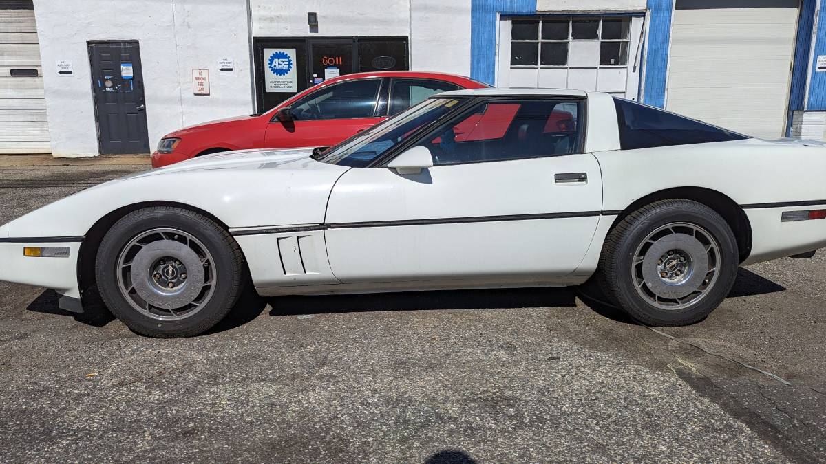 Chevrolet-Corvette-1985-23