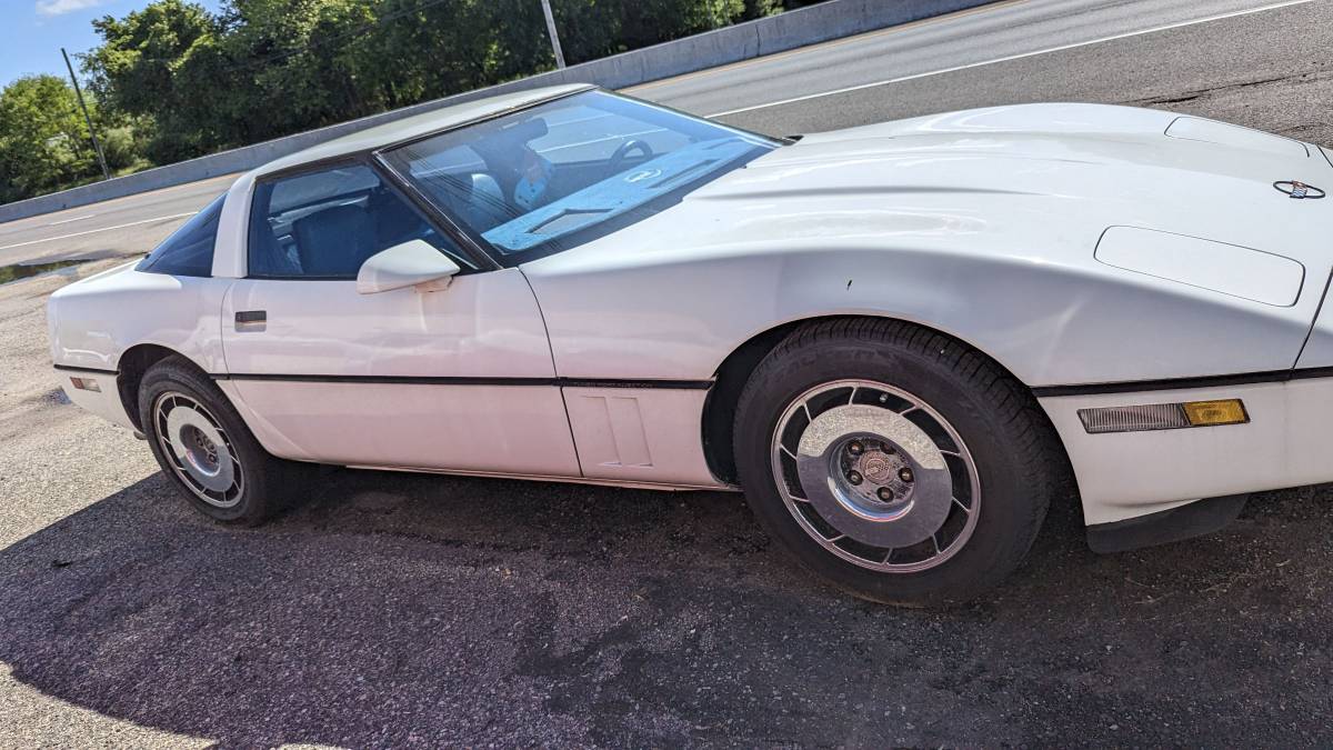 Chevrolet-Corvette-1985-4