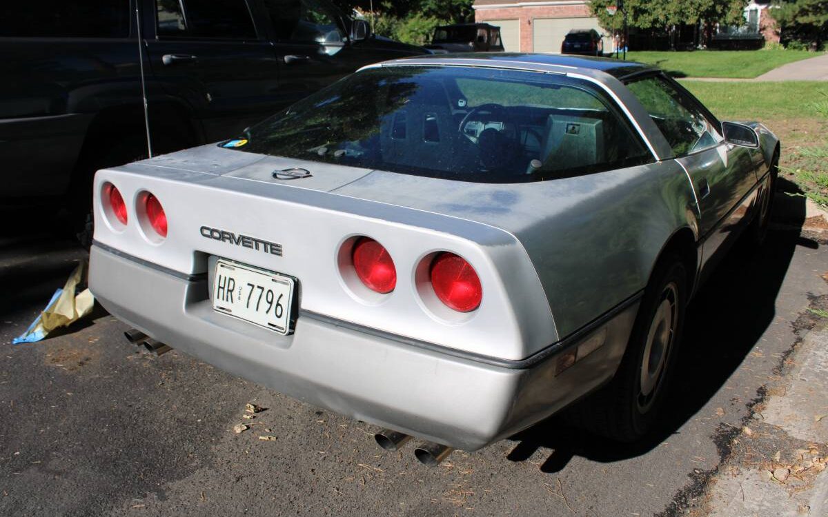 Chevrolet-Corvette-1985-4