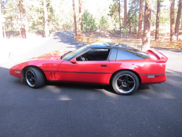 Chevrolet-Corvette-1985-6