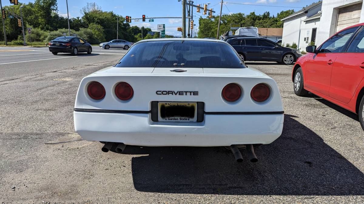 Chevrolet-Corvette-1985-6