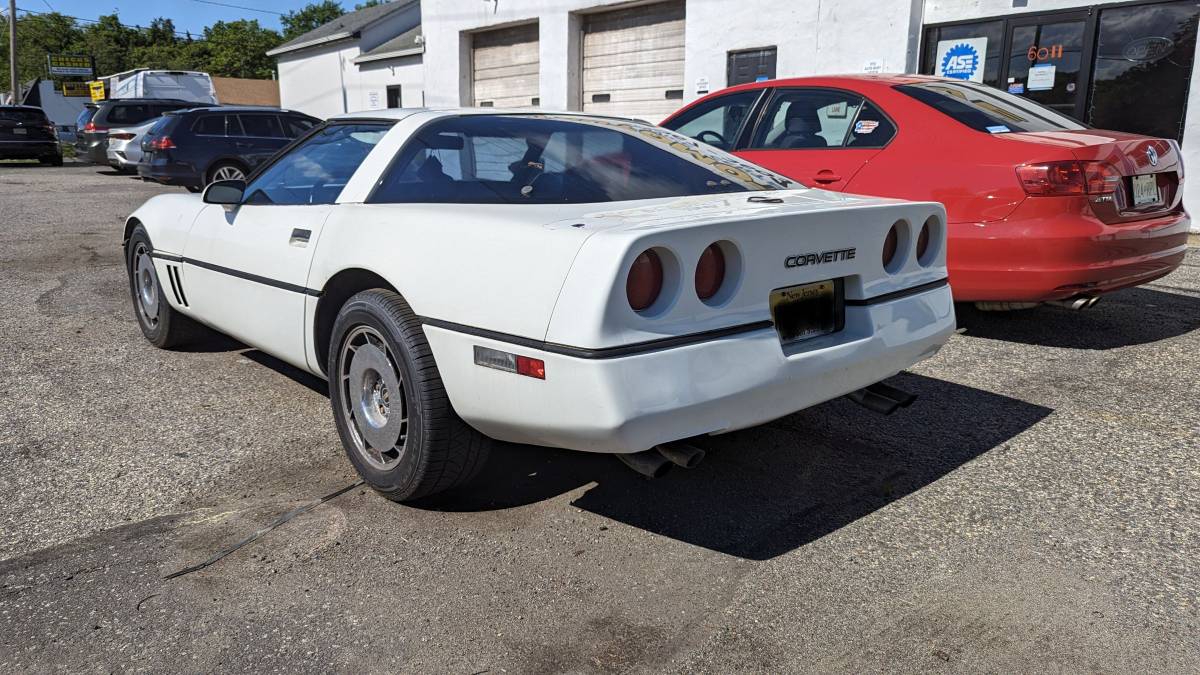 Chevrolet-Corvette-1985-7