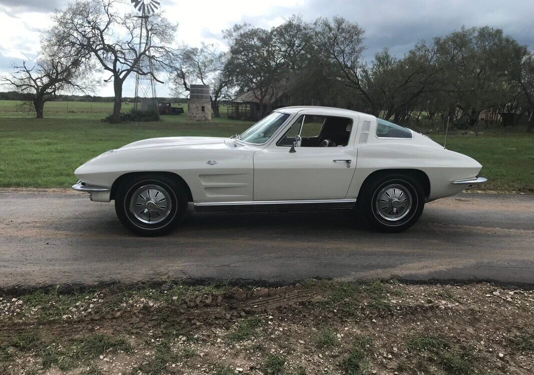 Chevrolet-Corvette-Coupe-1964-1