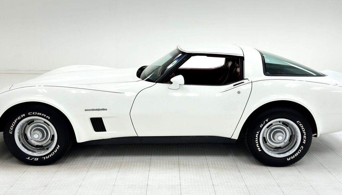 Chevrolet-Corvette-Coupe-1982-1