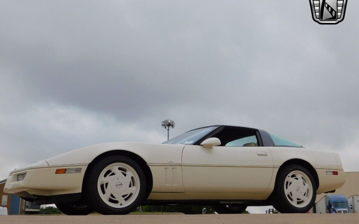 Chevrolet-Corvette-Coupe-1988-4