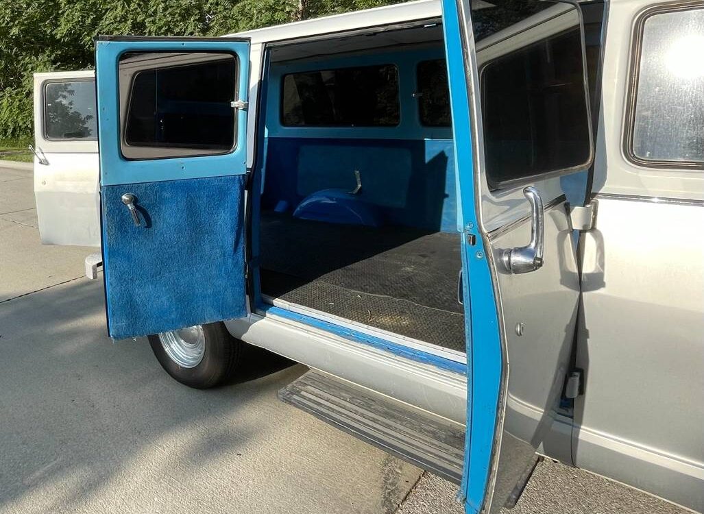 Chevrolet-G10-van-1969-19