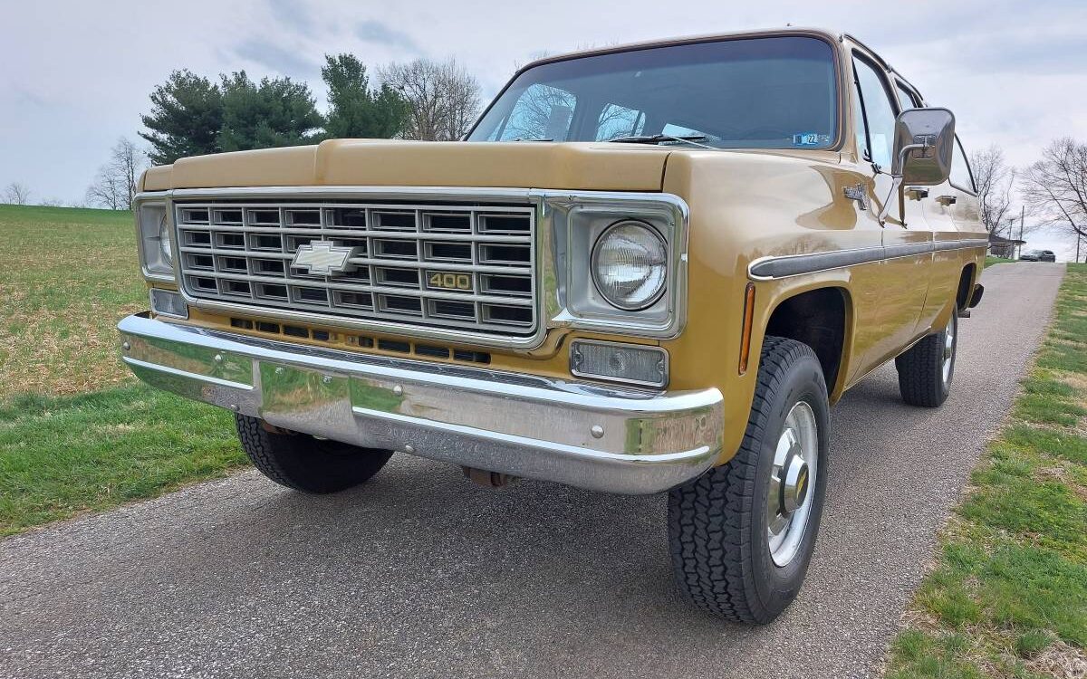 Chevrolet-Suburban-1975-3