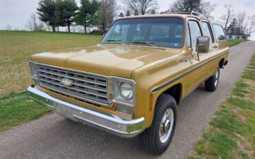 Chevrolet-Suburban-1975