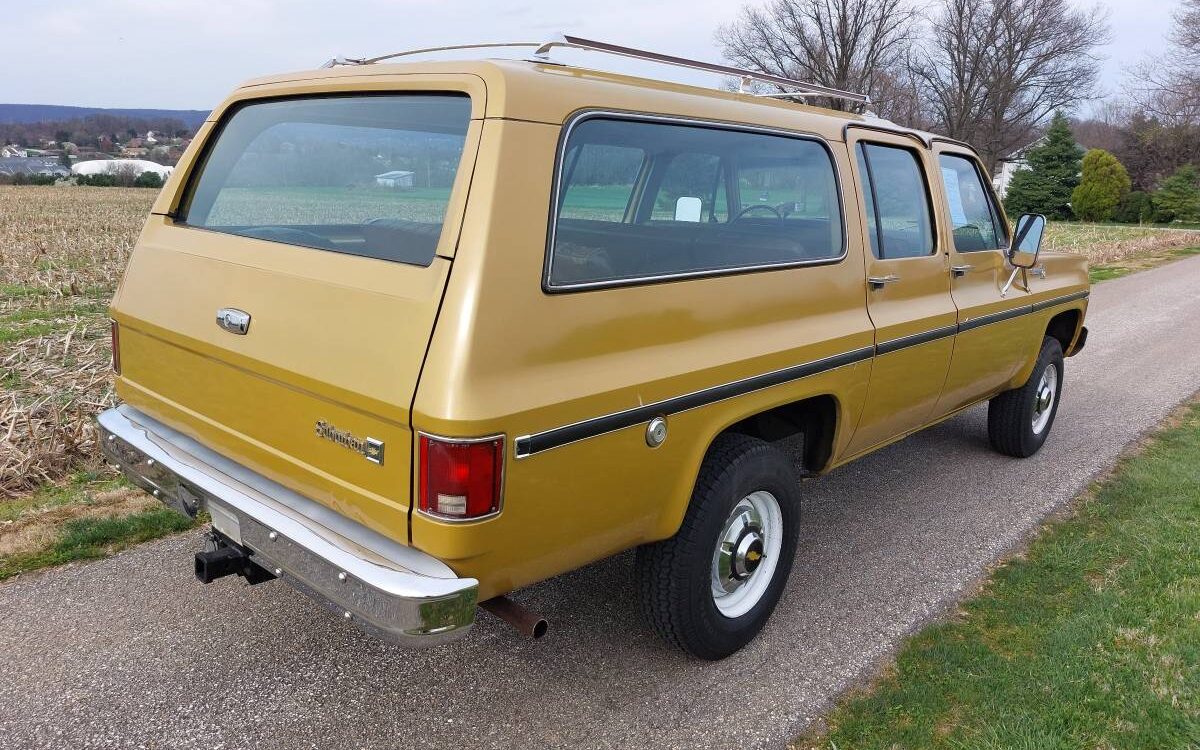 Chevrolet-Suburban-1975-4