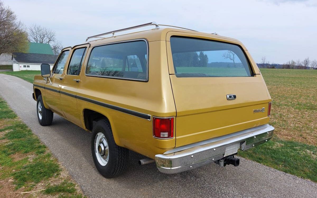 Chevrolet-Suburban-1975-5