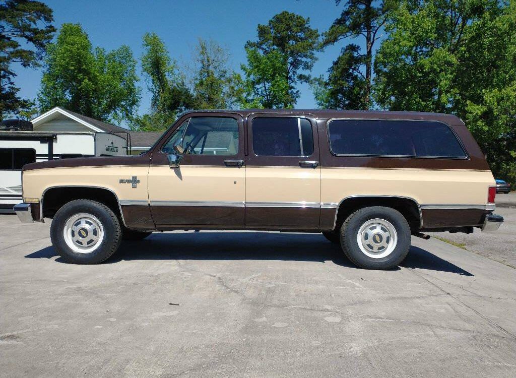 Chevrolet-Suburban-1986-1