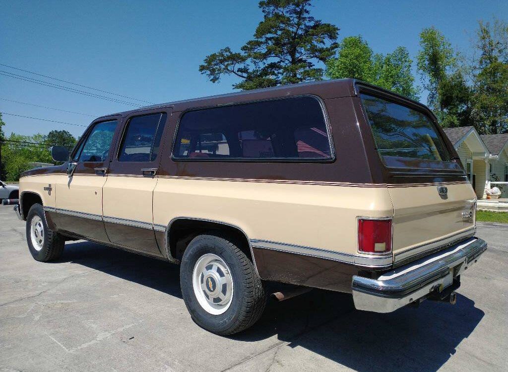 Chevrolet-Suburban-1986-2