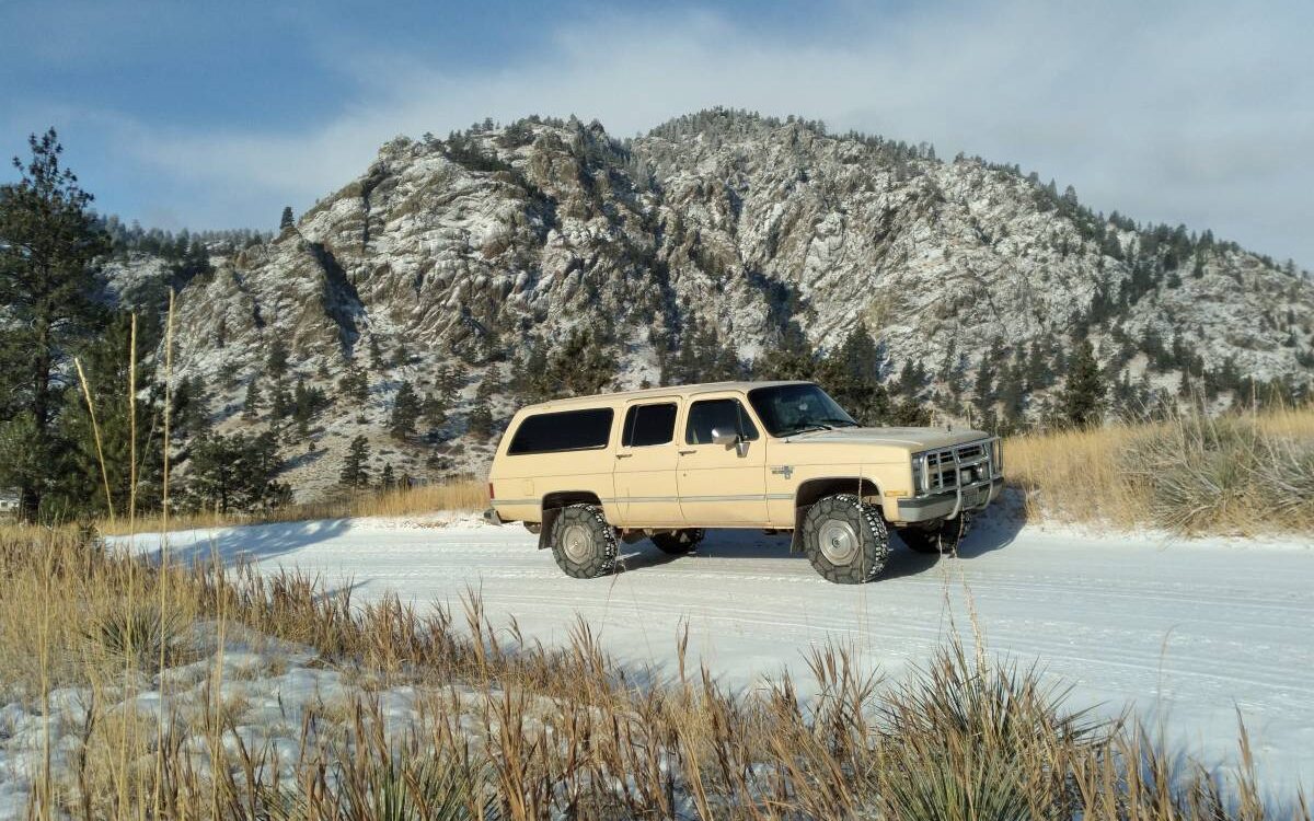 Chevrolet-Suburban-1988