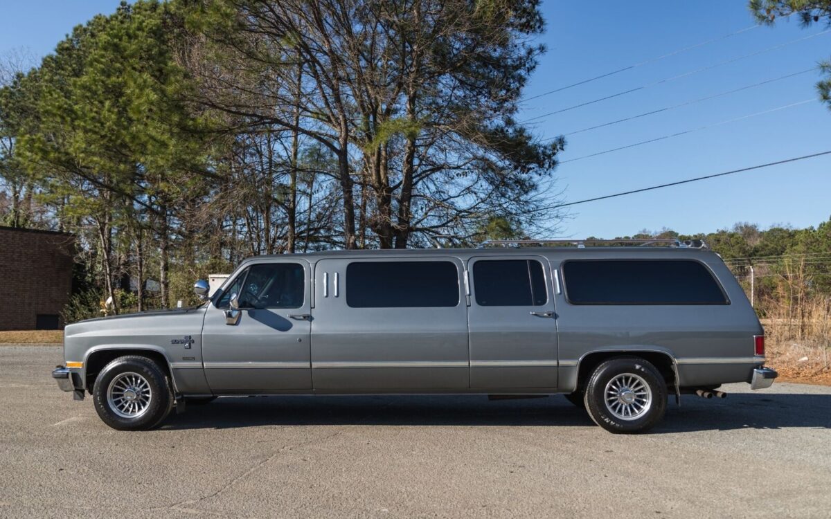 Chevrolet-Suburban-1988-9