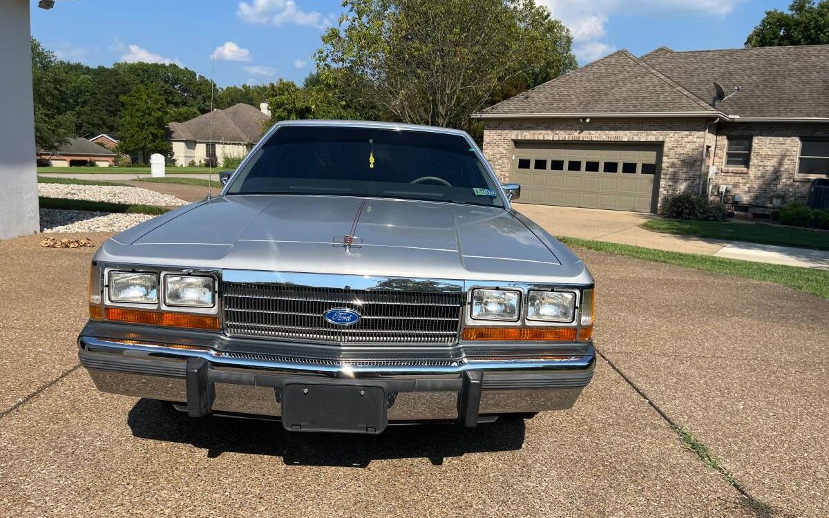 Ford-Ltd-crown-victoria-1988