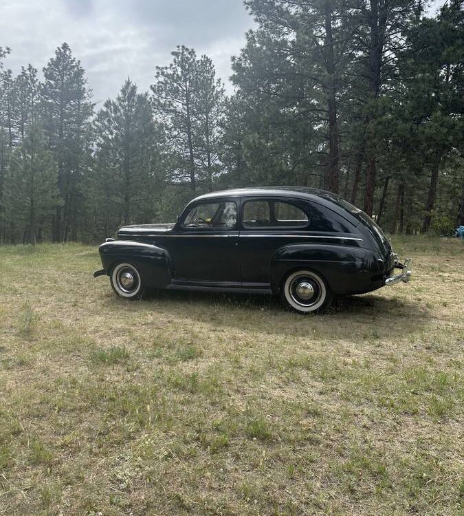 Ford-Tudor-deluxe-sedan-1941-2