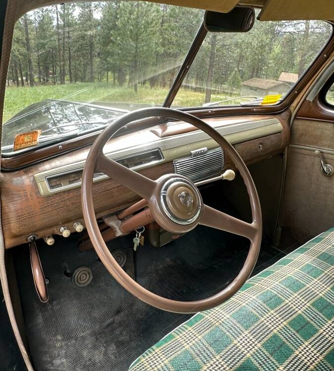 Ford-Tudor-deluxe-sedan-1941-4