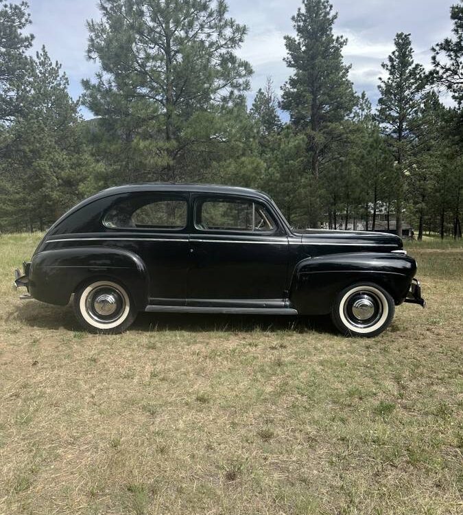 Ford-Tudor-deluxe-sedan-1941