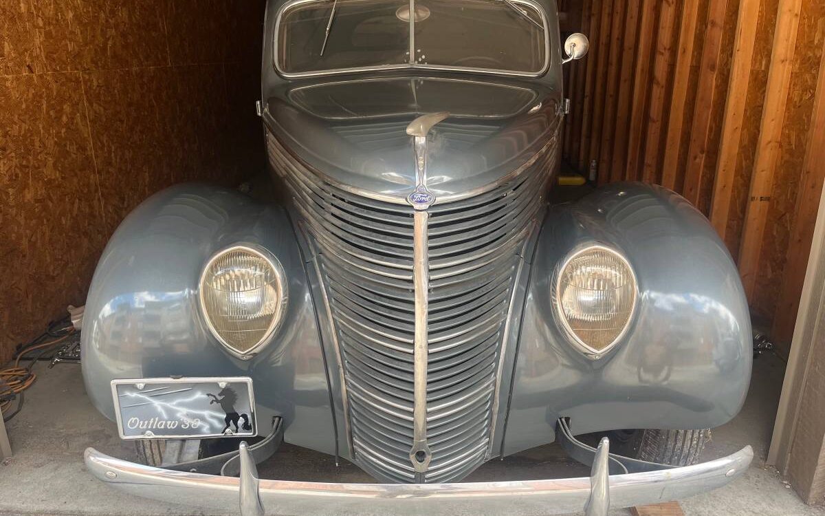 Ford-Two-door-humpback-sedan-1938