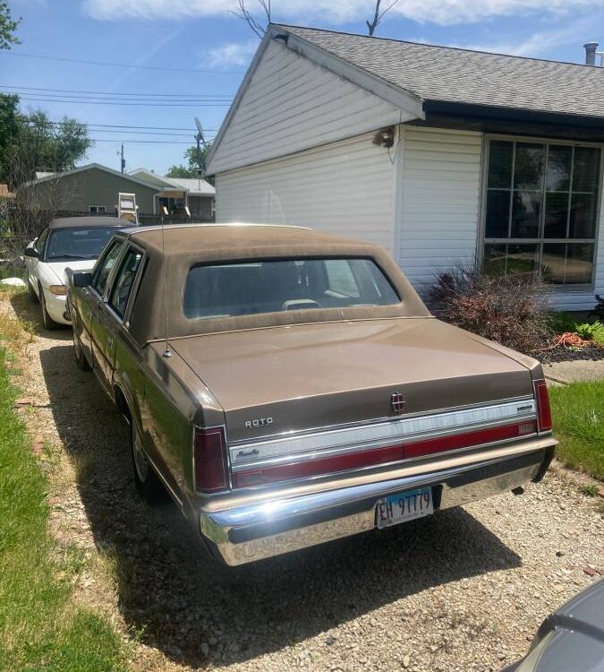 Lincoln-Town-car-1988-1