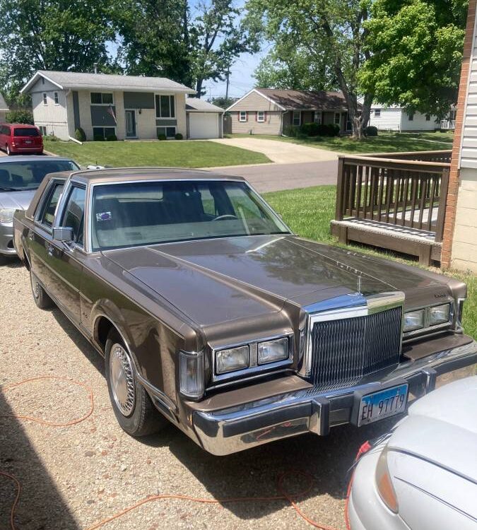 Lincoln-Town-car-1988