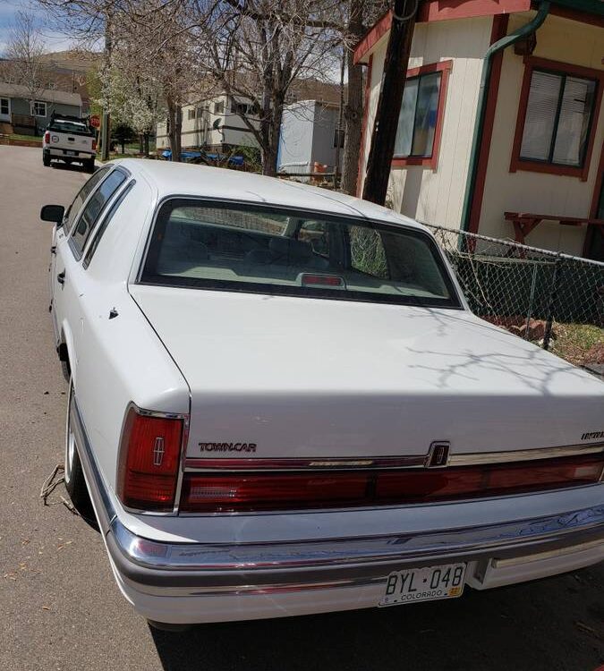 Lincoln-Town-car-1990-2