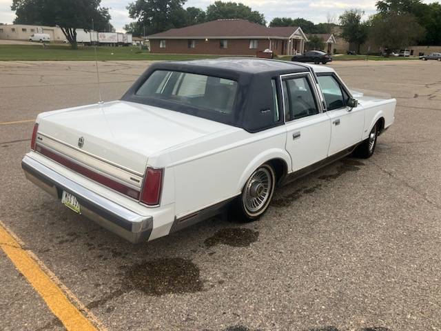 Lincoln-Town-car-signature-1988-3