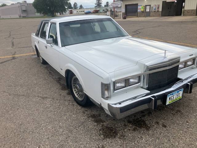 Lincoln-Town-car-signature-1988-4