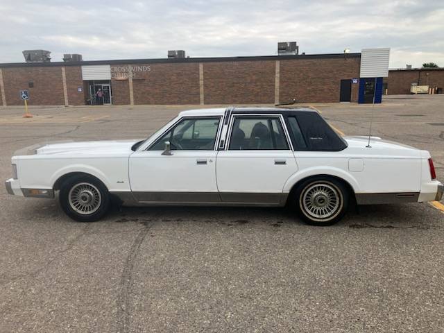 Lincoln-Town-car-signature-1988-5