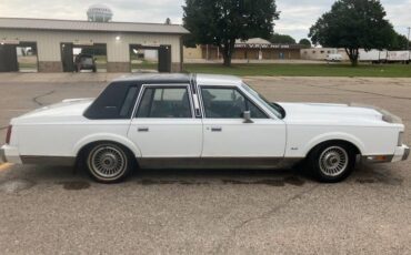 Lincoln-Town-car-signature-1988-6