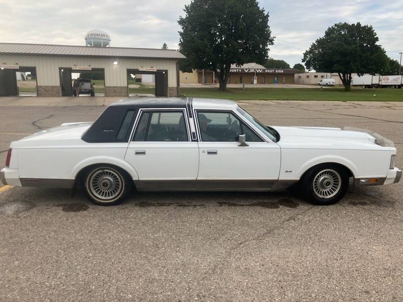 Lincoln-Town-car-signature-1988-6