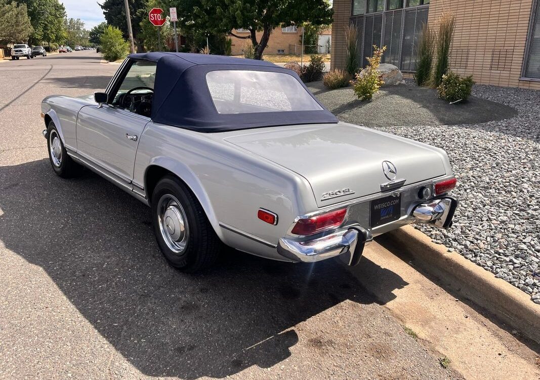 Mercedes-Benz-200-Series-1968-13