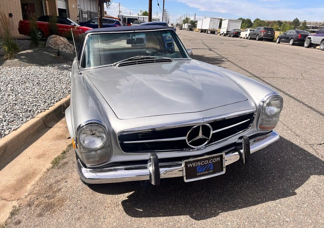 Mercedes-Benz-200-Series-1968-22