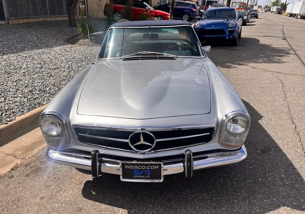 Mercedes-Benz-200-Series-1968-26