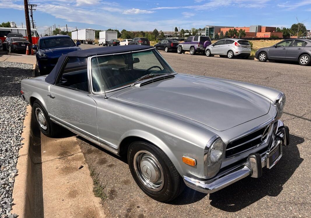 Mercedes-Benz-200-Series-1968-27